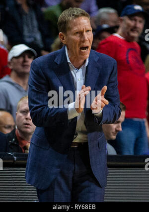 Mar 11 2019 Las Vegas, NV, U.S.A. 1568 l'entraîneur-chef Mark peu au cours de la Conférence de la côte ouest de la NCAA Men's Basket-ball tournoi semi-finale entre l'onde et la Pepperdine Bulldogs Gonzaga 100-74 victoire à Orleans Arena de Las Vegas, NV. James Thurman/CSM Banque D'Images