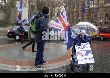 Londres, Royaume-Uni. Mar 12, 2019. Storm Gareth lashes Londres, mais hardy Brexit manifestants devant le Parlement refuse de se laisser intimider par les tempêtes. Crédit : Brian Minkoff /Alamy Live News Banque D'Images
