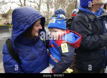 Londres, Royaume-Uni. Mar 12, 2019. Pro et Anti Brexit continuent à recueillir des manifestants à l'extérieur du Parlement sur le vote utile 24. Crédit : Brian Minkoff /Alamy Live News Banque D'Images