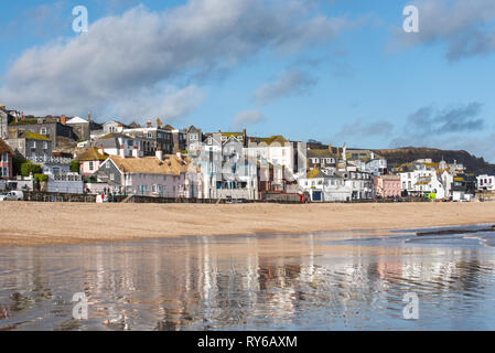 Lyme Regis, dans le Dorset, UK. 12 mars 2019. Météo France : Le joli bâtiments à la ville côtière de Lyme Regis se reflètent dans le sable humide à marée basse sur une journée de soleil et de pluie. Credit : Celia McMahon/Alamy Live News Banque D'Images