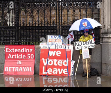 Londres, Royaume-Uni. Mar 12, 2019. Pro - Brexit quitter l'Union européenne en faveur de manifestations devant les Chambres du Parlement. Credit : AndKa/Alamy Live News Banque D'Images