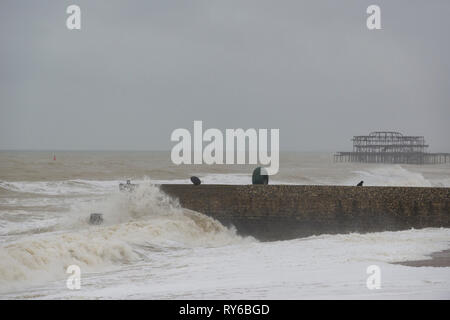 Brighton, Angleterre, Royaume-Uni. Mar 12, 2019. Brighton, East Sussex. 12 mars 2019. Météo britannique. Des vents forts et des vagues sont répandues sur le front de mer de Brighton que Storm Gareth approches. Le Met Office a émis un avertissement de vent météo jaune, s'attendant à renforcer pendant la nuit causant plus de perturbations. Credit : Francesca Moore/Alamy Live News Banque D'Images