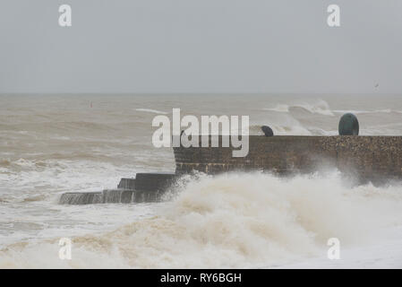 Brighton, Angleterre, Royaume-Uni. Mar 12, 2019. Brighton, East Sussex. 12 mars 2019. Météo britannique. Des vents forts et des vagues sont répandues sur le front de mer de Brighton que Storm Gareth approches. Le Met Office a émis un avertissement de vent météo jaune, s'attendant à renforcer pendant la nuit causant plus de perturbations. Credit : Francesca Moore/Alamy Live News Banque D'Images