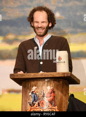 12 mars 2019, Bavaria, Munich : Maximilian Schafroth donne le sermon au jeûne Starkbieranstich sur l'Nockherberg. La dérision, le "traditionnel" erblecken de politiciens à Munich, traditionnellement Nockherberg ouvre la saison de la bière forte en Bavière. Photo : Tobias Hase/dpa Banque D'Images