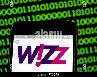 L'Ukraine. Mar 12, 2019. Wizz Air Holdings plc logo de l'entreprise vu affichée sur un téléphone intelligent. Crédit : Igor Golovniov SOPA/Images/ZUMA/Alamy Fil Live News Banque D'Images