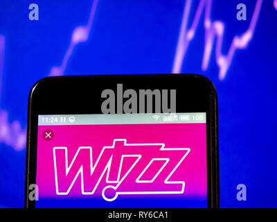 L'Ukraine. Mar 12, 2019. Wizz Air Holdings plc logo de l'entreprise vu affichée sur un téléphone intelligent. Crédit : Igor Golovniov SOPA/Images/ZUMA/Alamy Fil Live News Banque D'Images