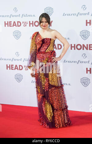 Berlin, Allemagne. Mar 12, 2019. L'actrice Emily Mortimer arrive au zoo Palast pour la première européenne du film 'tête pleine de miel". Le film est la version anglaise de 'Honig im Kopf" et sera diffusé dans les salles allemandes le 21 mars 2019. Credit : Jörg Carstensen/dpa/Alamy Live News Banque D'Images