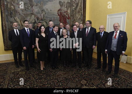 Prague, République tchèque. Mar 12, 2019. Soirée de cérémonie sur le 20e anniversaire de la République tchèque a adhéré à l'OTAN. Le Ministre des affaires étrangères, M. Tomas Petricek décore personnalités exceptionnelles : l'ancien secrétaire d'État Madeleine Albright, ancien secrétaire général de l'OTAN, George Robertson, et Javier Solana, ainsi que les anciens ministres des affaires étrangères et de la défense tchèque pour leur contribution à la République tchèque de l'adhésion à l'OTAN et de la diplomatie à Prague, République tchèque, le 12 mars 2019. Credit : Michal Kamaryt/CTK Photo/Alamy Live News Banque D'Images