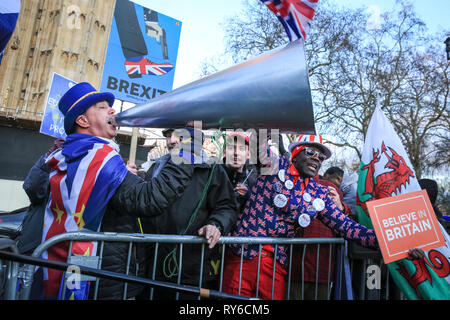 Westminster, London, UK. Mar 12, 2019. Brexit Brexit pro et anti partisans de protestation devant les Chambres du Parlement à Westminster, aujourd'hui, le jour qui a un vote "signifiante" au Parlement le Theresa May's Brexit s'occuper le soir. Credit : Imageplotter/Alamy Live News Banque D'Images