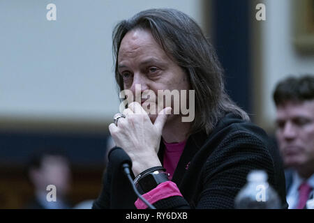 Washington, District de Columbia, Etats-Unis. Mar 12, 2019. T-Mobile le PDG JOHN LEGERE témoigne devant la Chambre judiciaire - l'antitrust, droit commercial et droit administratif audience du sous-comité : l'état de la concurrence dans le marché du sans fil : l'examen de l'impact de la proposition de fusion de T-Mobile et Sprint sur les consommateurs, les travailleurs, et de l'Internet, le 12 mars 2019 Credit : Douglas Christian/ZUMA/Alamy Fil Live News Banque D'Images