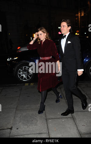 Londres, Royaume-Uni. Mar 12, 2019. La Princesse Béatrice, vu arriver au Portrait 2019 Gala, tenue à la National Portrait Gallery de Londres. Son Altesse Royale rencontrera les membres de la Galerie du Forum des jeunes et observent des oeuvres d'art produites par certains de la National Portrait Gallery's programmes de sensibilisation. Credit : Terry Scott/SOPA Images/ZUMA/Alamy Fil Live News Banque D'Images