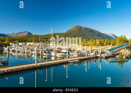 15 septembre 2018 - Skagway AK : Small Boat Harbour Marina waterfront le long d'un ciel bleu clair jour. Banque D'Images