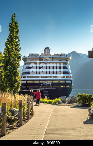 15 septembre 2018 - Skagway AK : les passagers de retour à pied le long du chemin à la fin de l'après-midi le soleil dans le bateau de croisière au port de Volendam. Banque D'Images