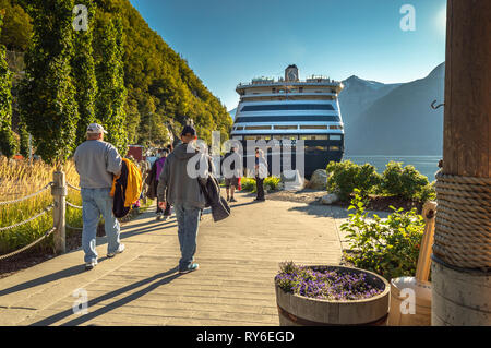 15 septembre 2018 - Skagway AK : Les passagers de retour à pied pour les bateaux de croisière. Banque D'Images