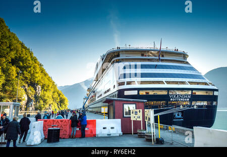 15 septembre 2018 - Skagway AK : voyageurs passant par point de sécurité et aux navires de croisière de retour à pied sur le quai de la White Pass, en fin d'après-midi. Banque D'Images