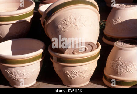 Nouveaux POTS DE JARDIN EXTÉRIEUR EN VENTE dans une pépinière locale, NEW SOUTH WALES, Australie. Banque D'Images