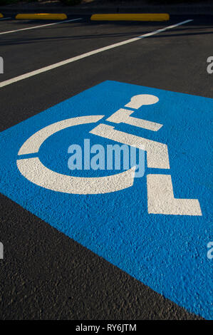 Portrait de l'accès en fauteuil roulant sign on road in city Banque D'Images