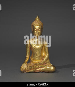 Bouddha assis, avant 1424. La Thaïlande, Ayutthaya, Wat Ratchaburana, 14e siècle. Noyau en résine de l'or ; total : 10,6 cm (4 3/16 po Banque D'Images