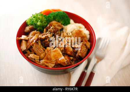 High angle close-up de la viande avec le brocoli et pâtes servis dans un bol sur la table Banque D'Images