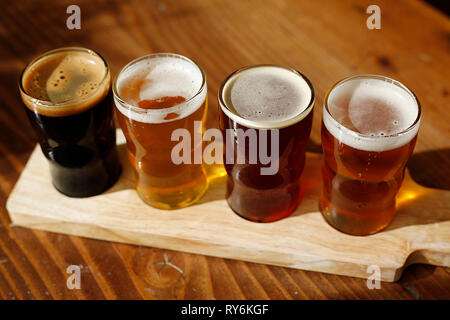 Portrait de verres dans le bac sur la table en bois Banque D'Images