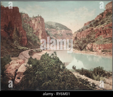 Falaises d'Echo, Grand River Canyon, 1890. William Henry Jackson (Américain, 1843-1942). Image Photochrome ; : 26,7 x 52,7 cm (10 1/2 x 20 3/4 in.) ; enchevêtrées : 61 x 76,2 cm (24 x 30 dans Banque D'Images