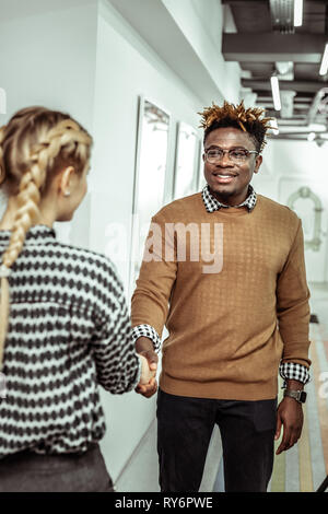 African American man avec des dreadlocks portant chandail tricoté Banque D'Images