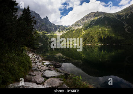 Vue panoramique du lac Morskie Oko contre Tatras en forêt Banque D'Images