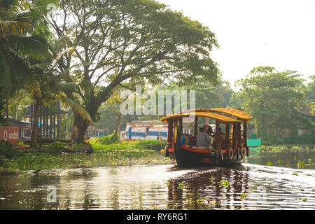 Voile et Village Paysage sur Kerala Backwaters, Alleppey, India Banque D'Images