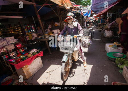 Livraison vietnamien Femme en moto dans la foule du marché d'Hoi An, Vietnam Banque D'Images