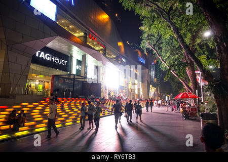 Des lumières nocturnes et les touristes sur Orchard Road - Singapour Banque D'Images