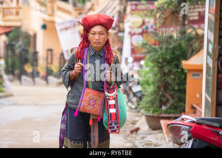 Femme sérieuse en costume traditionnel - De Dzao rouge hill tribe - SAPA, Vietnam Banque D'Images