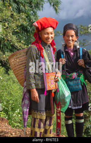 Smiling Femmes autochtones de la tribu Dzao rouge et noir - Hmong SAPA, Vietnam Banque D'Images