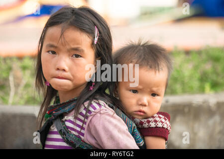 Jeune Fille Hmong Carrying Baby Sister A Sapa Vietnam Photo Stock Alamy Jeune Fille Hmong Carrying Baby Sister A Sapa Vietnam Photo Stock Alamy