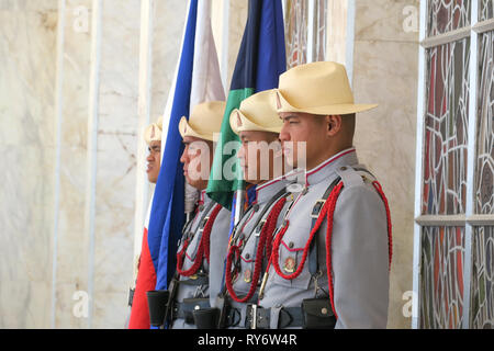 Des soldats des Forces armées des Philippines qui montent la garde par des drapeaux - Mount Samat, Bataan - Philippines Banque D'Images