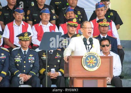 Benigno Aquino III, le 15e président des Philippines, parlant en face de militaires au 74e jour anniversaire de Bataan - Mount Samat, Philippines Banque D'Images
