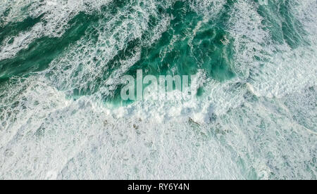 Vue aérienne de l'océan avec des vagues de tempête. Drone photo Banque D'Images