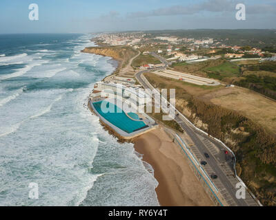 Vue aérienne d'une grande plage de sable avec des vagues et un grand océan piscine. Le littoral portugais Banque D'Images