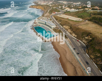 Vue aérienne d'une grande plage de sable avec des vagues et un grand océan piscine. Le littoral portugais Banque D'Images