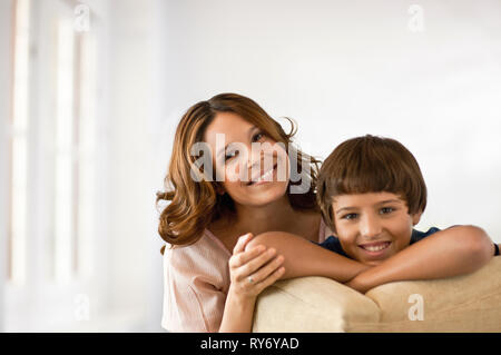 Portrait de femme à la maison avec son fils. Banque D'Images