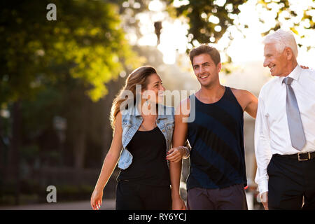 Portrait d'un homme marchant dans la rue de la ville avec son fils et sa petite amie. Banque D'Images