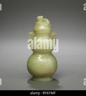 Gourd-Shaped Vase, fin des années 1700. La Chine, de la dynastie Qing (1644-1911). Jade vert jaunâtre avec des marques brun ; total : 13,6 cm (5 3/8 in. Banque D'Images