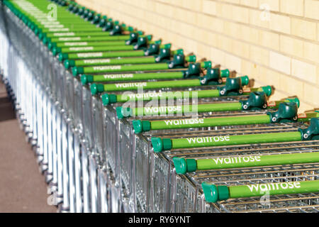 Ligne de chariots de supermarché Waitrose Banque D'Images