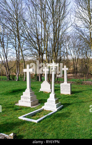 Grande croix en pierre dans le cimetière Banque D'Images