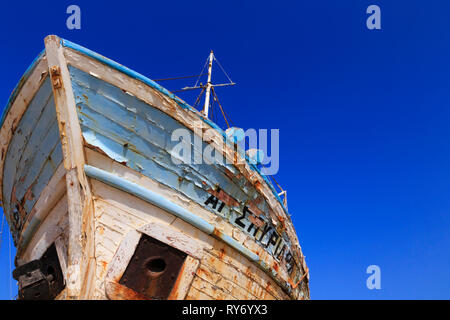 Vieux bateau de pêche traditionnel chypriote avec peinture décolorée au port de Polis, à Latchi, Chypre Banque D'Images