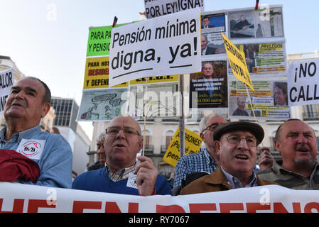 Les retraités ont vu la tenue des pancartes tout en criant des slogans pendant la manifestation. Près de 300 retraités se sont rassemblés à la Puerta del Sol à Madrid, le gouvernement espagnol exigeant une augmentation de leurs pensions et de protestation contre les coupures dans les services publics. Banque D'Images