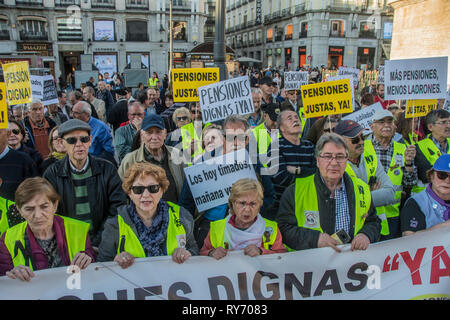 Les retraités ont vu tenant une banderole et des pancartes tout en criant des slogans pendant la manifestation. Les gens de différentes régions de Madrid montre contre coupes dans les retraites en Espagne. Banque D'Images