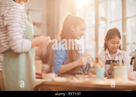 Groupe d'enfants en atelier de poterie Banque D'Images