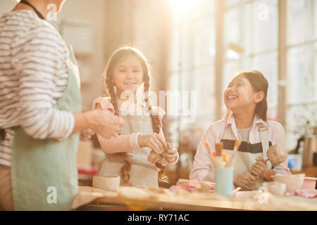 Les petites filles en atelier de poterie Banque D'Images