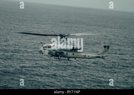 190215-M-HB658-0039 de l'OCÉAN PACIFIQUE (fév. 15, 2019) un Corps des Marines américains AH-1Z Viper avec Marine à rotors basculants moyen 163 Escadron (renforcée), 11e Marine Expeditionary Unit (MEU), vole au-dessus de l'océan Pacifique au cours d'une mission d'appui aérien rapproché. Les Marines et les marins du 11e MEU mènent des opérations de routine dans le cadre de l'USS Boxer Groupe amphibie dans l'océan Pacifique. (U.S. Marine Corps photo par le s.. Donald Holbert) Banque D'Images