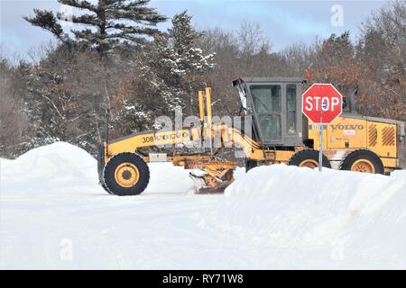 Un opérateur de l'équipement avec le Fort McCoy entrepreneur en déneigement, Kaiyuh Services LLC d'Anchorage, Alaska, efface la neige le 27 février 2019, à Fort McCoy, Wisconsin Wisconsin en hiver peut fournir toutes sortes de mauvaises conditions climatiques, y compris la pluie, neige, grésil ou à tout moment ou même tout en une seule journée. Lorsque cela se produit, le Fort McCoy neige chasse-neige de l'équipe quelle que soit la nature des plats. L'équipe comprend aussi bien que le personnel de la direction des travaux publics. L'équipe contribue à maintenir plus de 400 kilomètres de routes, trottoirs, aires de stationnement et claires pour la main-d'œuvre Fort McCoy peut fonctionner en toute sécurité. (U.S. Ar Banque D'Images